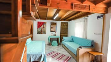 Toetasjesleilighet – standard, bakgårdsutsikt | Minibar, barnesenger (inkludert), wi-fi (inkludert) og sengetøy