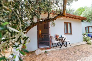 Standard-Dreibettzimmer, Blick auf den Innenhof | Minibar, kostenlose Babybetten, kostenloses WLAN, Bettwäsche