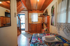 Standard Quadruple Room, Courtyard View | Minibar, free cribs/infant beds, free WiFi, bed sheets - MADAM AFRODİT KONUKEVİ (Bozcaada)