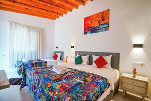 Standard-Dreibettzimmer, Blick auf den Innenhof | Minibar, kostenlose Babybetten, kostenloses WLAN, Bettwäsche