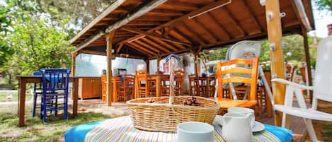 Esmorzar diari de cuina local gratuït