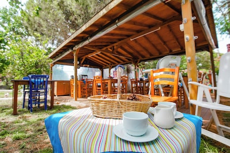 Desayuno con opciones de la cocina local incluido todos los días