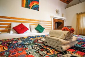 Standard Room, 1 Queen Bed, Courtyard View | Minibar, free cribs/infant beds, free WiFi, bed sheets - MADAM AFRODİT KONUKEVİ (Bozcaada)