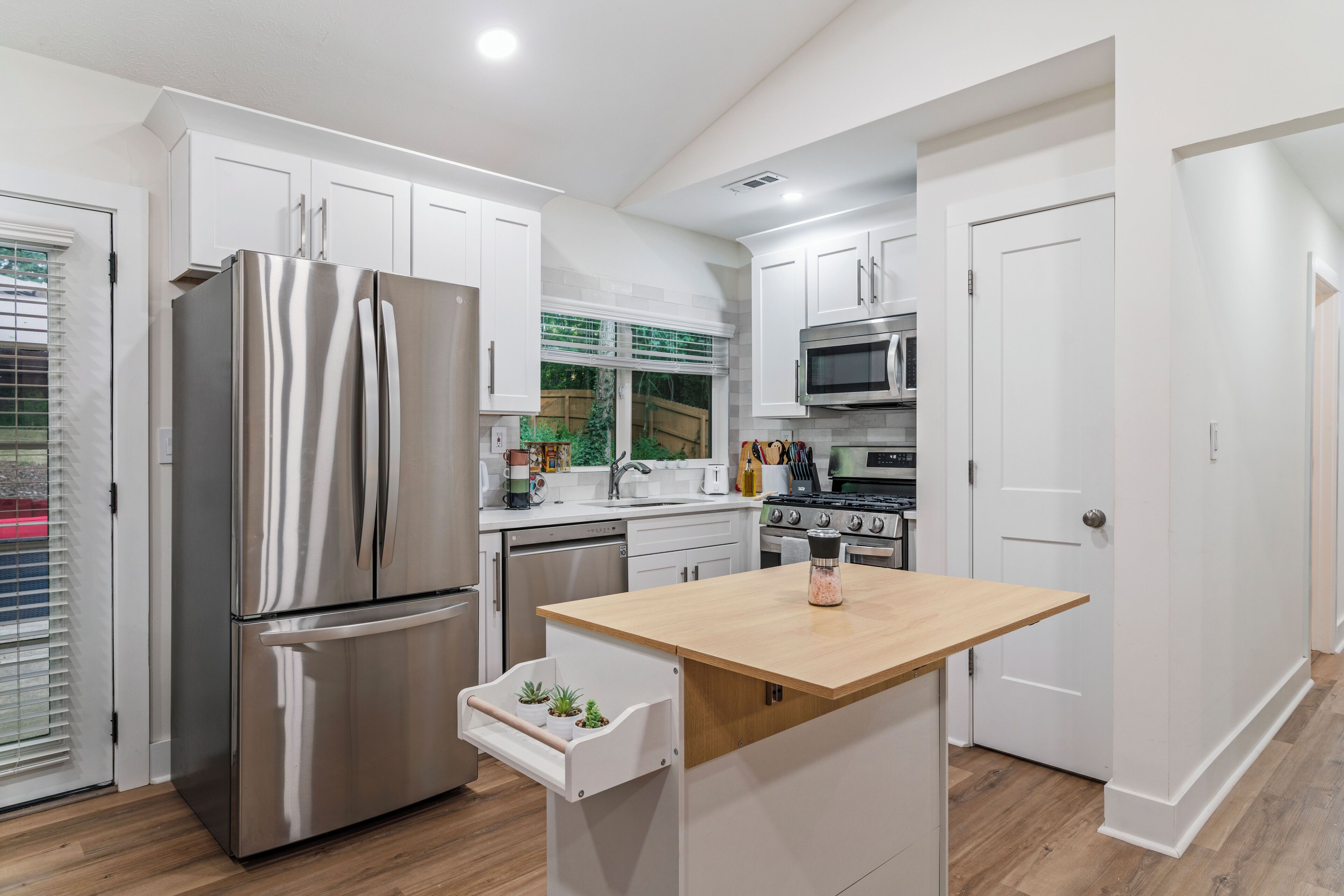 Refrigerador, microondas, horno y parrilla de estufa 