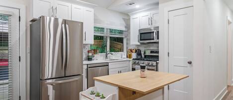 Frigorífico, microondas, horno y placa de cocina