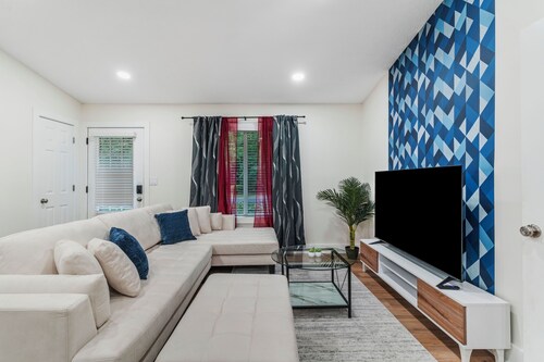 Downtown 3BD - Grill/BBQ - Game Room - Fenced Yard