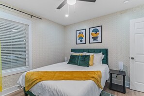 3 bedrooms, iron/ironing board, free WiFi, bed sheets - Downtown 3BD - Grill/BBQ - Game Room - Fenced Yard (Alpharetta)