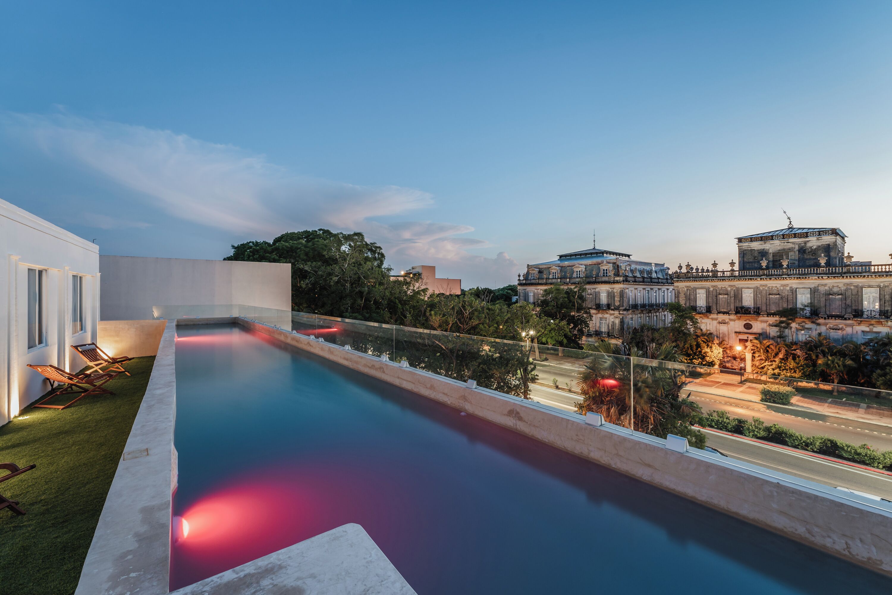 Una piscina al aire libre