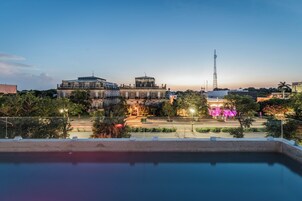 Una piscina al aire libre
