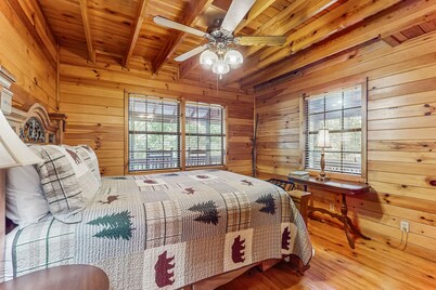 Snowbird-friendly cabin w/ deck, hot tub, firepit, fireplace, central AC-Dogs ok
