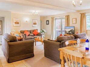 Living area - 4 bedroom accommodation in Rollesby, near Winterton-on-Sea (Rollesby, near Winterton-on-Sea)