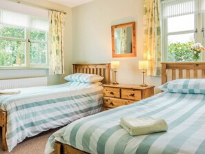 4 bedrooms, free WiFi, bed sheets - 4 bedroom accommodation in Rollesby, near Winterton-on-Sea (Rollesby, near Winterton-on-Sea)