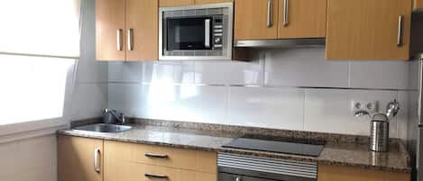 Kühlschrank, Wasserkocher, Toaster, Kochgeschirr/Geschirr/Besteck