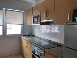 Kühlschrank, Wasserkocher, Toaster, Kochgeschirr/Geschirr/Besteck