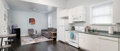 冷蔵庫、電子レンジ、オーブン、コンロ