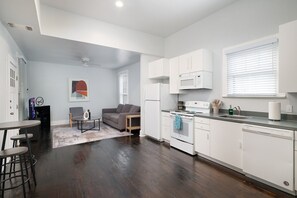 Fridge, microwave, oven, stovetop - Furnished 1BR Riverwalk Loft • Remote-Work Ready • Fast Wi-Fi • W/D • 30+ Nights (San Antonio)