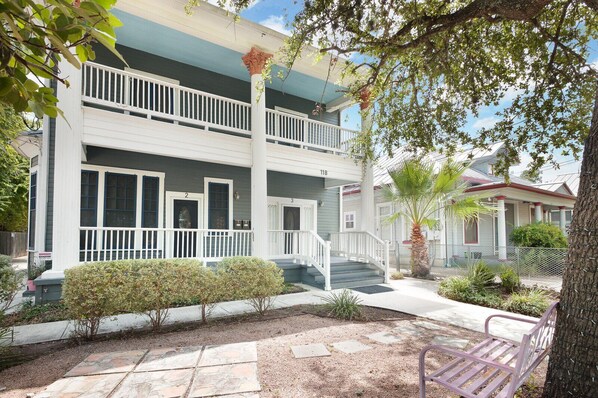 Exterior - Furnished 1BR Riverwalk Loft • Remote-Work Ready • Fast Wi-Fi • W/D • 30+ Nights (San Antonio)