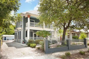 Exterior - Furnished 1BR Riverwalk Loft • Remote-Work Ready • Fast Wi-Fi • W/D • 30+ Nights (San Antonio)