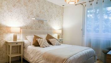 2 室のベッドルーム、デスク、アイロン / アイロン台、旅行用ベビーベッド