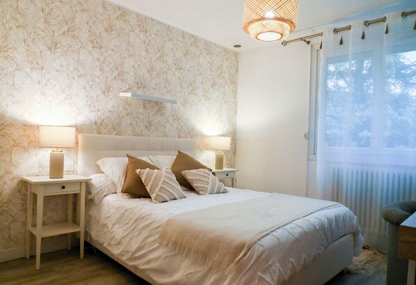 2 bedrooms, desk, iron/ironing board, travel cot