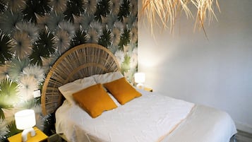 2 habitaciones, escritorio y tabla de planchar con plancha