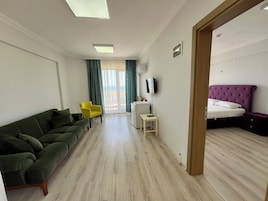 Deluxe Süit, Balkon, Deniz Manzaralı | 1 yatak odası, kaliteli yatak takımı, ücretsiz kablosuz İnternet
