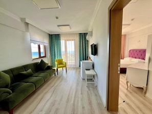 Suite Deluxe, balcón, vista al mar | 1 habitación, ropa de cama de alta calidad, wifi gratis y ropa de cama
