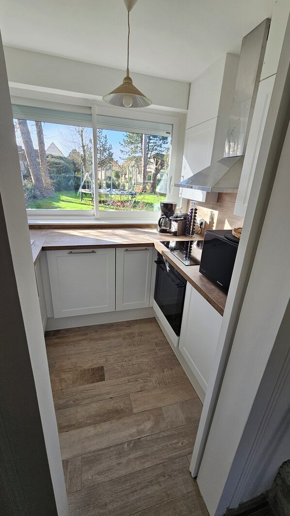 Kylskåp, mikrovågsugn, ugn och spishäll