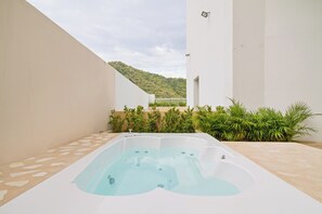Bañera de hidromasaje al aire libre