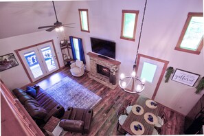 Smart TV, fireplace - Cozy cabin with mtn view and an awesome media room in charming Townsend.   (Townsend)