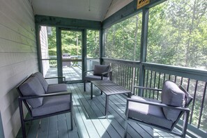 Terrace/patio - Cozy cabin with mtn view and an awesome media room in charming Townsend. (Townsend)