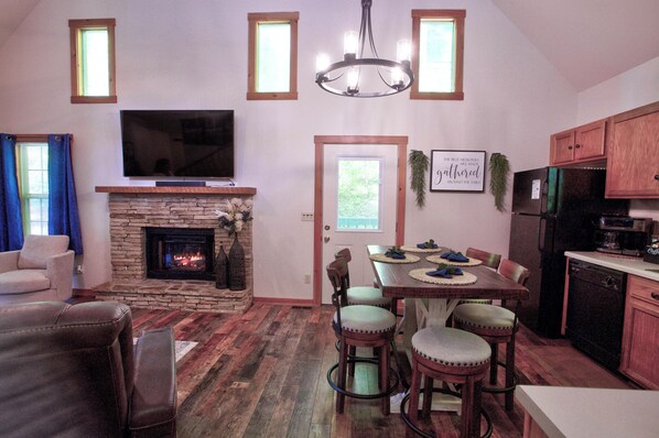 Dining - Cozy cabin with mtn view and an awesome media room in charming Townsend. (Townsend)