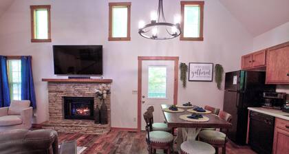 Cozy cabin with mtn view and an awesome media room in charming Townsend.