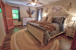 2 bedrooms, iron/ironing board, WiFi, bed sheets - Cozy cabin with mtn view and an awesome media room in charming Townsend. (Townsend)