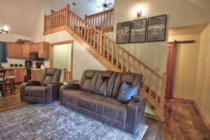 Smart TV, fireplace - Cozy cabin with mtn view and an awesome media room in charming Townsend. (Townsend)