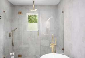 Toallas, jabón, papel de baño 