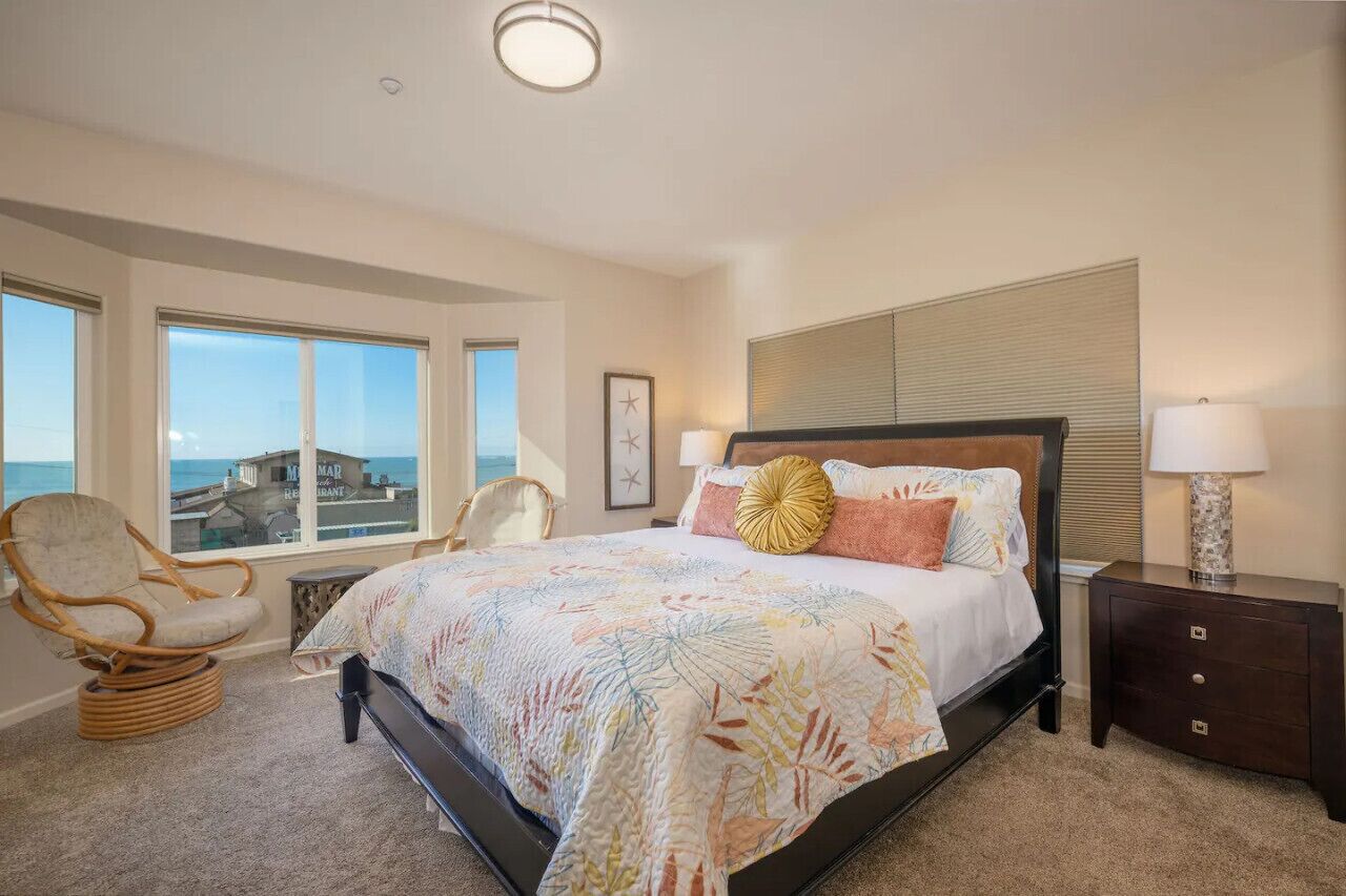 4 quartos, escrivaninha, ferros/tábuas de passar roupa, berço de viagem