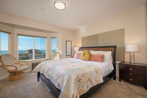 4 soverom, skrivebord, strykejern/-brett og reiseseng for barn