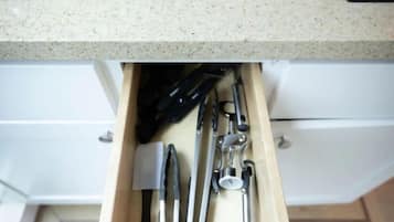 Un tiroir de cuisine contenant divers ustensiles et outils.