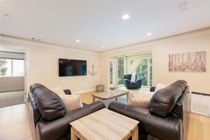 Smart TV - Seaside Escape: 1 block to Beach, Private Hot Tub, Fire Pit & BBQ (El Granada)