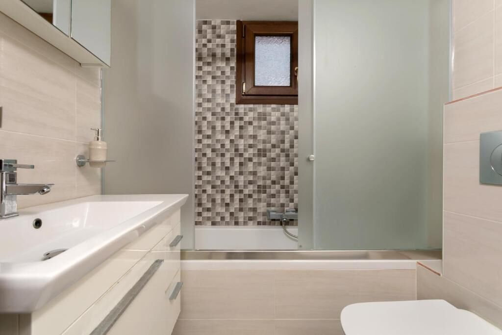 Een haardroger, handdoeken, zeep, shampoo