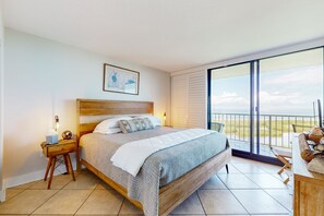 2 bedrooms, iron/ironing board, Internet, bed sheets - Brilliant water view condo w/ shared pool, private washer &dryer, & sunset views (Marco Island)