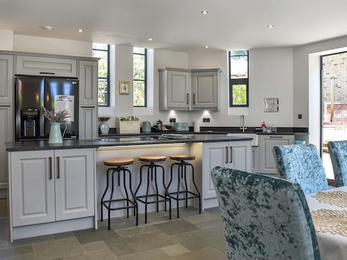 5 bedroom accommodation in Ramsgate