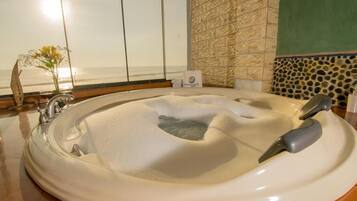 Junior Suite, Beach View | Bathroom