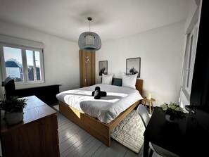 2 habitaciones, escritorio y tabla de planchar con plancha