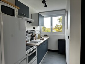 Réfrigérateur, micro-ondes, four, plaque de cuisson