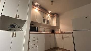 Réfrigérateur, micro-ondes, plaque de cuisson, cafetiÚre/bouilloire