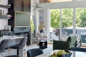 Televisión, chimenea y estéreo 