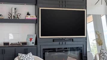 Télévision, cheminée, chaîne hi-fi