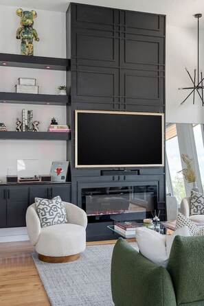 Fernseher, Kamin, Stereoanlage